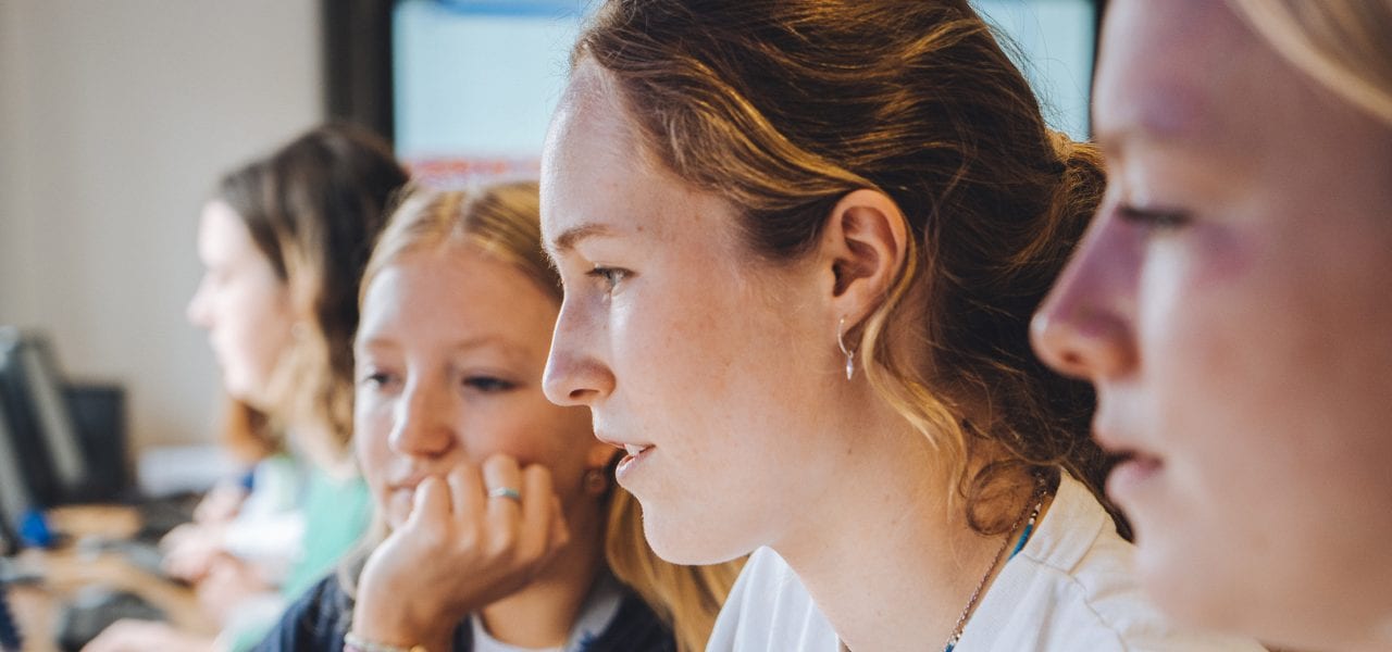 Oxford Media And Business School Class Computer Girls