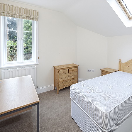 Oxford Media and Business School - student accommodation bedroom